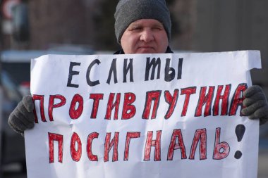 Barnaul, Rusya-18 Mart 2020. Putin 'in politikasına karşı afiş taşıyan bir adam 