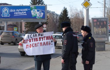 Barnaul, Rusya-18 Mart 2020. Putin 'in politikasına karşı afiş taşıyan bir adam 
