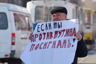 Barnaul, Rusya-18 Mart 2020. Putin 'in politikasına karşı afiş taşıyan bir adam 