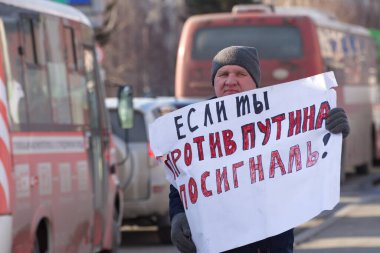Barnaul, Rusya-18 Mart 2020. Putin 'in politikasına karşı afiş taşıyan bir adam 