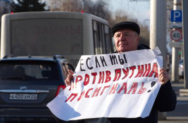 Barnaul, Rusya-18 Mart 2020. Putin 'in politikasına karşı afiş taşıyan bir adam 