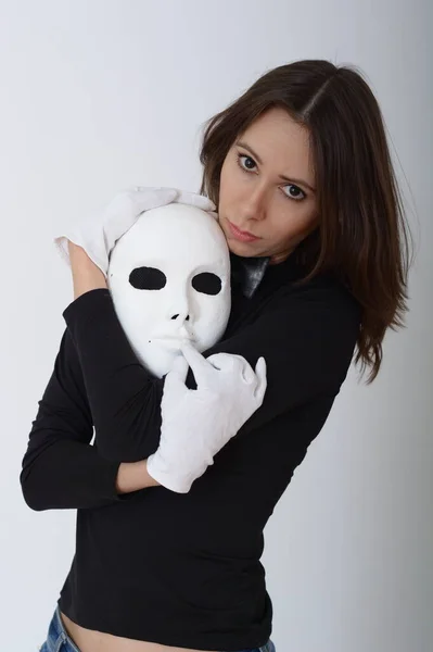 Μια Ηθοποιός Κρατά Μια Λευκή Θεατρική Μάσκα Στα Χέρια Της — Φωτογραφία Αρχείου