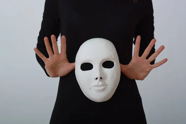 Une Fille Actrice Tient Masque Théâtral Blanc Dans Ses Mains — Photo