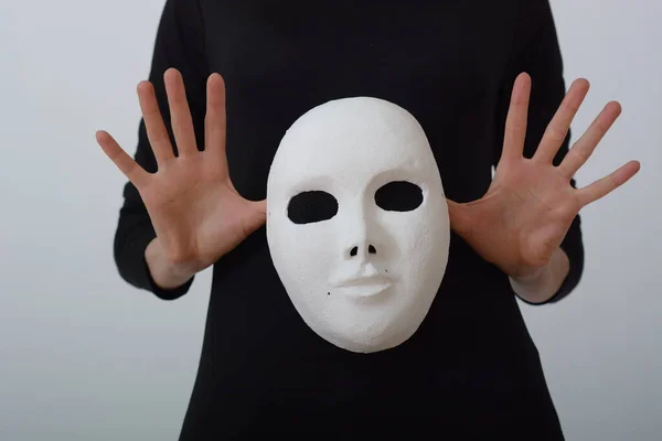 Une Fille Actrice Tient Masque Théâtral Blanc Dans Ses Mains — Photo