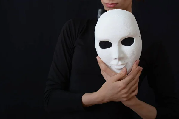 Une Fille Actrice Tient Masque Théâtral Blanc Dans Ses Mains — Photo