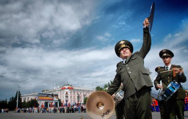 Barnaul, Rusya-18 Eylül 2017. Müzisyenler bir pirinç bando geçit törenine katılırlar.