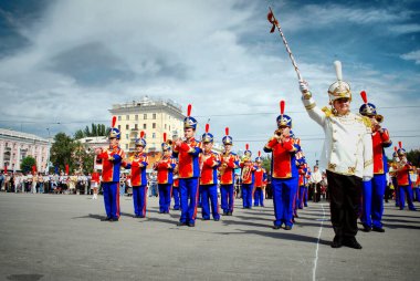 Barnaul, Rusya-18 Eylül 2017. Müzisyenler bir pirinç bando geçit törenine katılırlar.