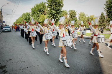 Barnaul, Rusya-18 Eylül 2017. Müzisyenler bir pirinç bando geçit törenine katılırlar.