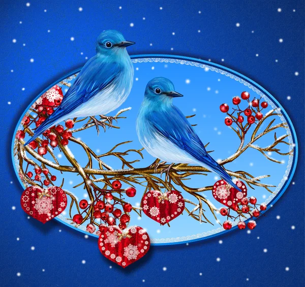 Boże Narodzenie z życzeniami. Dwa niebieskie ptaki siedzą na oddział, śnieg, ozdoby w kształcie serca, czerwone jagody. — Zdjęcie stockowe