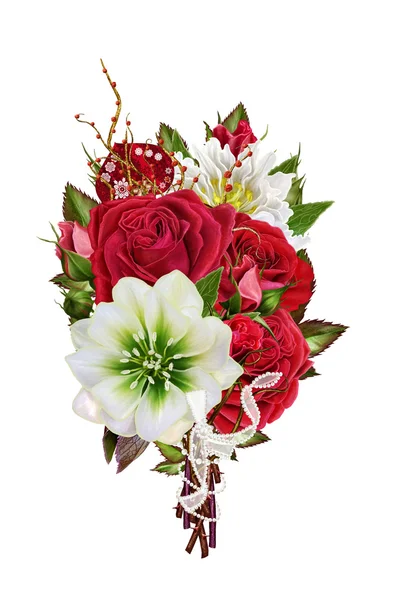 Weihnachtsstrauß. Blüten aus roter Rose, weißem Hellebarsch, grünen Blättern, Goldschmuck, Dekoration in Herzform. isoliert auf weißem Hintergrund. — Stockfoto