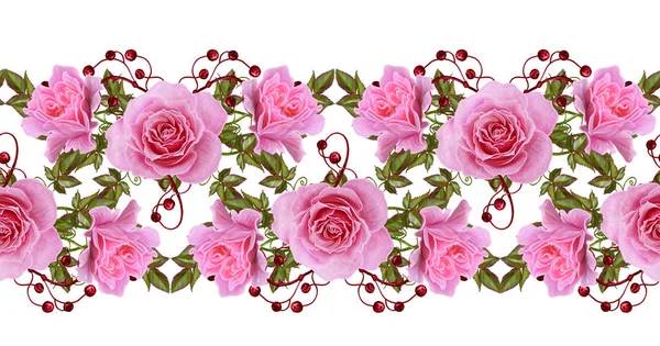 Fronteira floral horizontal. Padrão, sem costura. Guirlanda de flores de rosas rosa delicadas, folhas verdes e bagas vermelhas brilhantes. Renda de ornamento com aberturas, tecelagem, pérolas de composição . — Fotografia de Stock