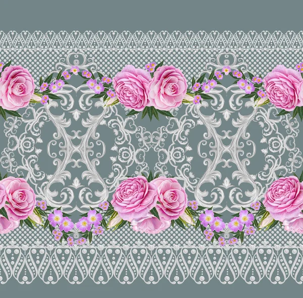 Bordo modello senza soluzione di continuità. Intreccio traforato delicato, sfondo argento, pizzo lucido, arabeschi vintage vecchio stile. Bordo decorativo. Bouquets di rose rosa pastello . — Foto Stock