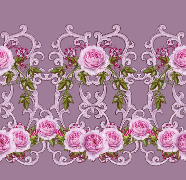 シームレス パターンの境界線。繊細な織りの透かし彫りシルバー背景、光沢のあるレース、ビンテージの古いスタイルのアラベスク。装飾的なエッジング。パステル ピンクのバラのブーケ. — ストック写真