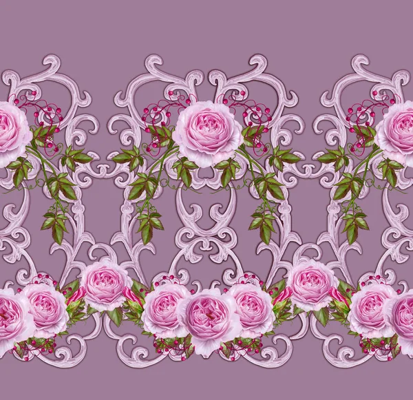 Borde de patrón sin costuras. Tejido calado delicado, fondo plateado, encaje brillante, arabescos de estilo antiguo vintage. Borde decorativo. Ramos de rosas pastel rosadas . —  Fotos de Stock