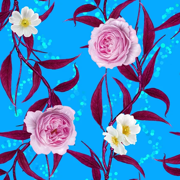 Motivo floreale senza cuciture. Luminose foglie rosse, tessitura traforata, rami sottili. Disposizione dei fiori, delicate rose rosa e fiori bianchi . — Foto Stock