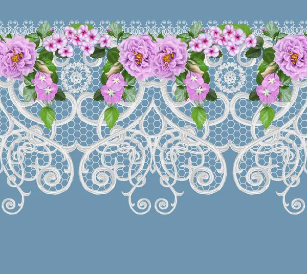 シームレス パターンの境界線。繊細な織りの透かし彫りシルバー背景、光沢のあるレース、ビンテージの古いスタイルのアラベスク。装飾的なエッジング。ピンクのパステル調のバラの花束花ガーランド. — ストック写真