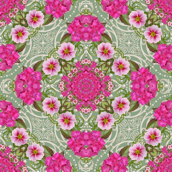 Bordo modello senza soluzione di continuità. Intreccio traforato delicato, sfondo argento, pizzo lucido, arabeschi vintage vecchio stile. Bordo decorativo. Composizione da fiori rosa . — Foto Stock