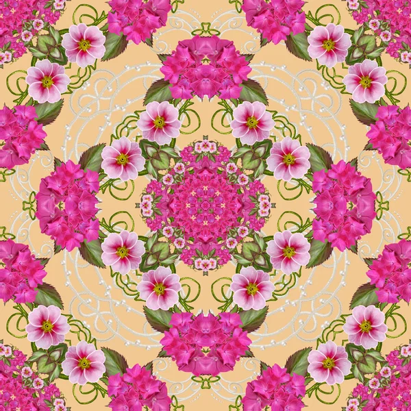 Bordo modello senza soluzione di continuità. Intreccio traforato delicato, sfondo argento, pizzo lucido, arabeschi vintage vecchio stile. Bordo decorativo. Composizione da fiori rosa . — Foto Stock