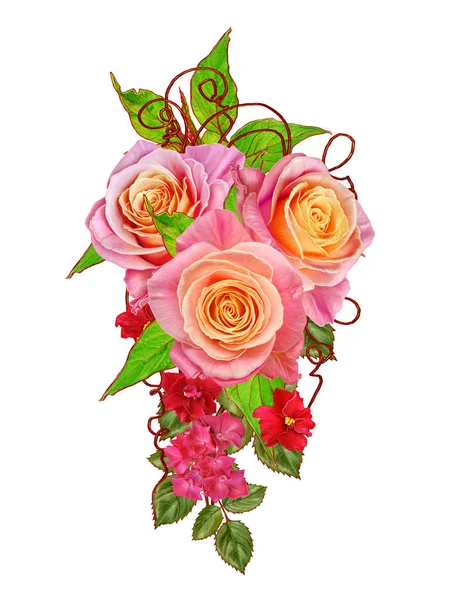 Blommig bakgrund. Sammansättningen av delikat vackra orange rosor, ljusa blad, röda små blommor. Isolerad på vit bakgrund. — Stockfoto