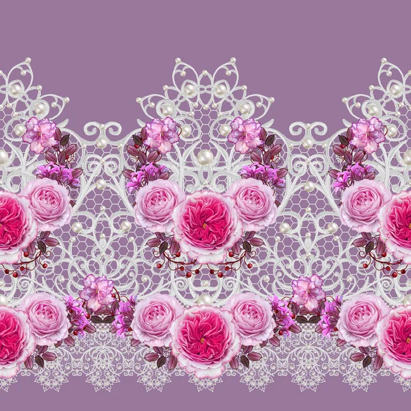 シームレス パターンの境界線。繊細な織りの透かし彫りシルバー背景、光沢のあるレース、ビンテージの古いスタイルのアラベスク。装飾的なエッジング。真珠、ビーズ装飾。ピンクのバラの花ガーランド. — ストック写真