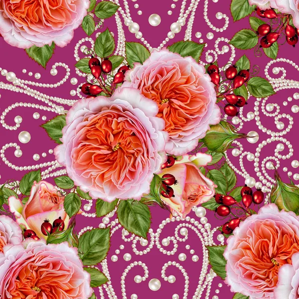 Patrón sin costura floral. Rama de hermosas rosas rosadas delicadas. Hojas verdes, bayas rojas brillantes. Textura dorada . — Foto de Stock