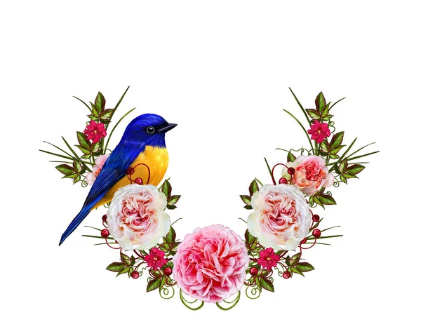 Bloemstuk van heldere rode rozen en roze bloemen. Een blauwe vogel zit op een tak. Geïsoleerd op witte achtergrond. — Stockfoto