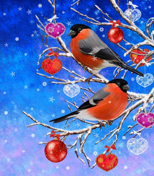 Natal, fundo de inverno. Bullfinch pássaro brilhante sentado em um ramo. Decoração na forma de corações de renda ornamento com aberturas, bolas brilhantes vermelhas . — Fotografia de Stock