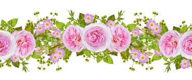 Çiçek aranjmanı, çelenk, buket. Narin pembe ve sarı güller, kırmızı meyveler, parlak yeşil yaprakları, süs bitkileri. Beyaz arka plan üzerinde izole.