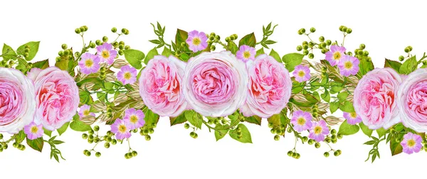 Çiçek aranjmanı, çelenk, buket. Narin pembe ve sarı güller, kırmızı meyveler, parlak yeşil yaprakları, süs bitkileri. Beyaz arka plan üzerinde izole.