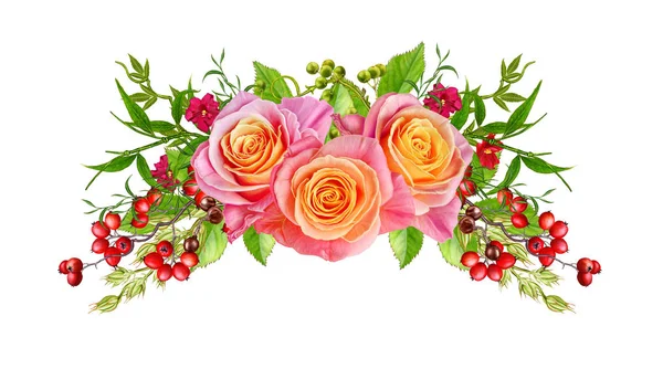 Układania kwiatów, wieniec, bukiet. Delikatne różowe i żółte róże, czerwone jagody, jasne zielone liście, rośliny ozdobne. Na białym tle. — Zdjęcie stockowe