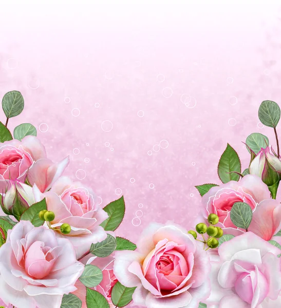 Цветочный фон. Гирлянда цветов, нежные розовые розы, ягоды и листья. Открытка, приглашение, визитка . — стоковое фото