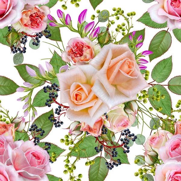 Florales nahtloses Muster. Zweig schöner zartrosa Rosen, purpurrote Blüten, Beerenzweige, grüne Blätter. — Stockfoto