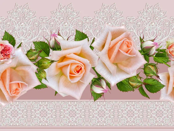 Bordo modello senza soluzione di continuità. Intreccio traforato delicato, sfondo argento, pizzo lucido, arabeschi vintage vecchio stile. Bordo decorativo. Bouquets di rose rosa pastello. Perle filo di perle . — Foto Stock