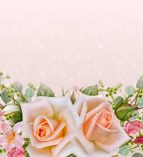 Tle kwiatów. Pozdrowienie pocztówka vintage, pastelowy odcień, starym stylu. Układania kwiatów róż. — Zdjęcie stockowe