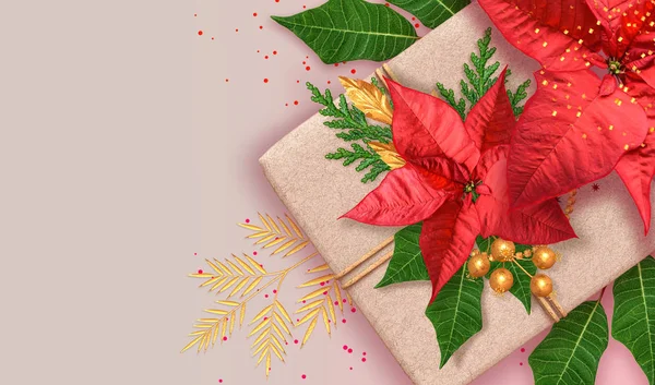 Vánoční Pastelové Pozadí Červená Poinsettia Květ Lesklý Tinsel Konfety Krabice — Stock fotografie