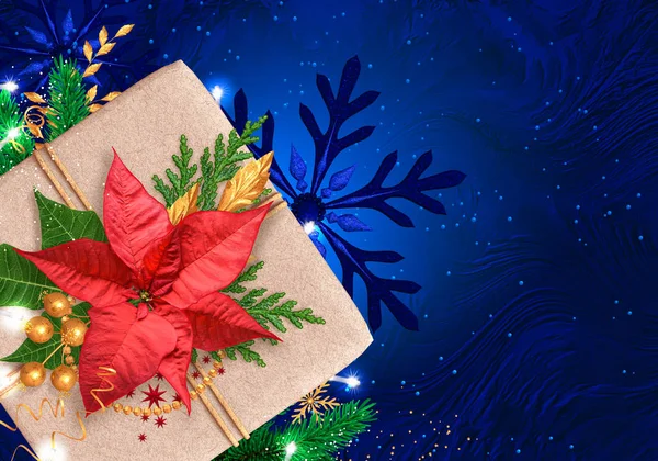 Kerst Heldere Blauwe Achtergrond Rode Poinsettia Bloem Glanzend Tinsel Confetti — Stockfoto