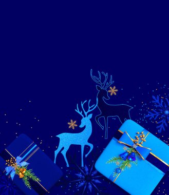 Noel parlak mavi arka plan, kurdele ve yayla süslenmiş hediye kutusu, parlak süs, konfeti, toplar, thuja dalı, çan, geyik, mutlu yıllar, 3D yorumlama, karışık medya