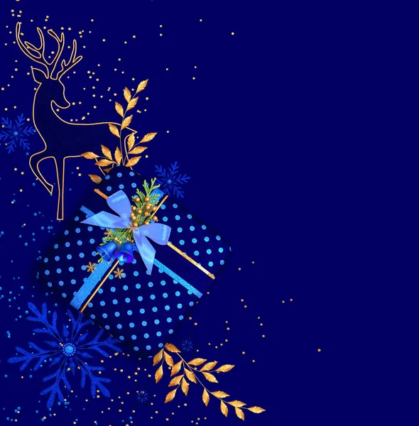 Fondo Azul Brillante Navidad Caja Regalo Decorada Con Cinta Lazo — Foto de Stock
