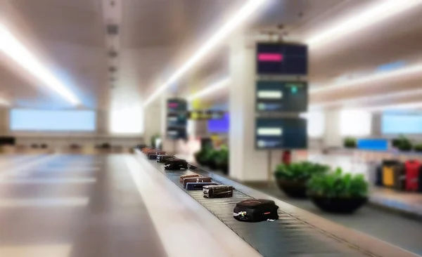 Αποσκευές στην πίστα Θάμπωμα φόντου στο αεροδρόμιο θάμπωμα του φόντου — Φωτογραφία Αρχείου