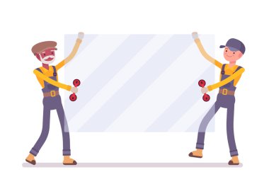 İki adam bir cam levha taşıyan