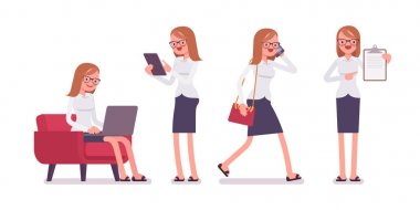 Ofis sahneleri meşgul ve rahat genç mutlu kadın memuru ile