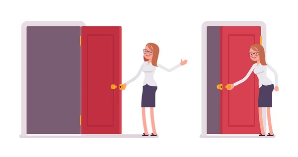 Jovem sorridente escriturário feminino abrindo porta vermelha e acolhedor —  Vetores de Stock