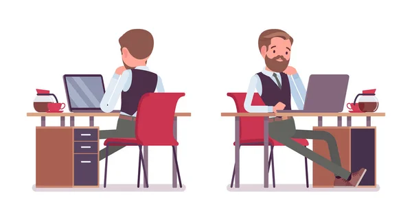 Beau employé de bureau masculin assis au bureau — Image vectorielle