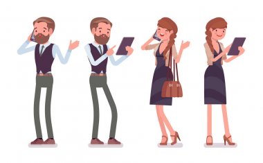 Telefon ile ayakta yakışıklı ve çok erkek ofis çalışanı