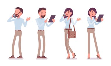 Smart casual adam ve gadget'lar ile duran kadın