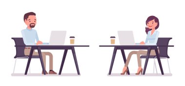 Smart casual adam ve masa başında çalışan kadın