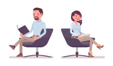Smart casual adam ve kitap ile kağıt oturan kadın