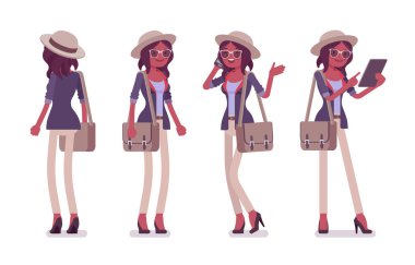 Siyah çekici smart casual kadın şapka ve gözlük ayakta