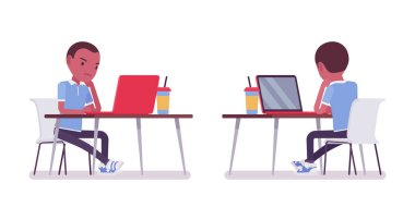 Gündelik giyinen siyah okul çocuğu laptopta çalışıyor.