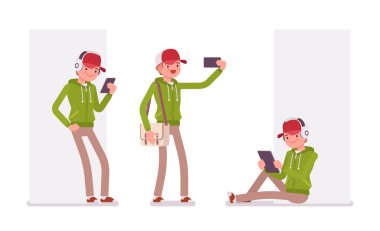 Kapüşonlu ve aletli genç bir adam.